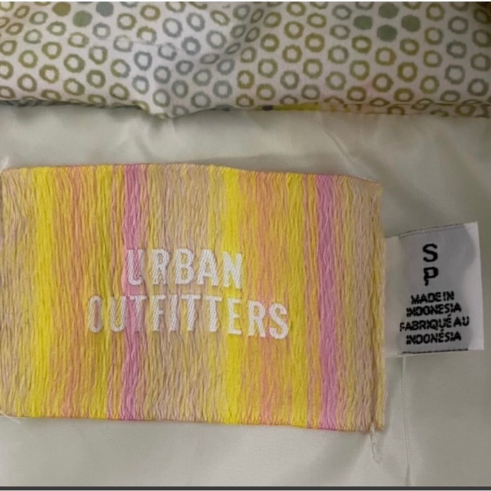 UO Kit Printed Nylon Puffer Jacket - Picture 6 of 10